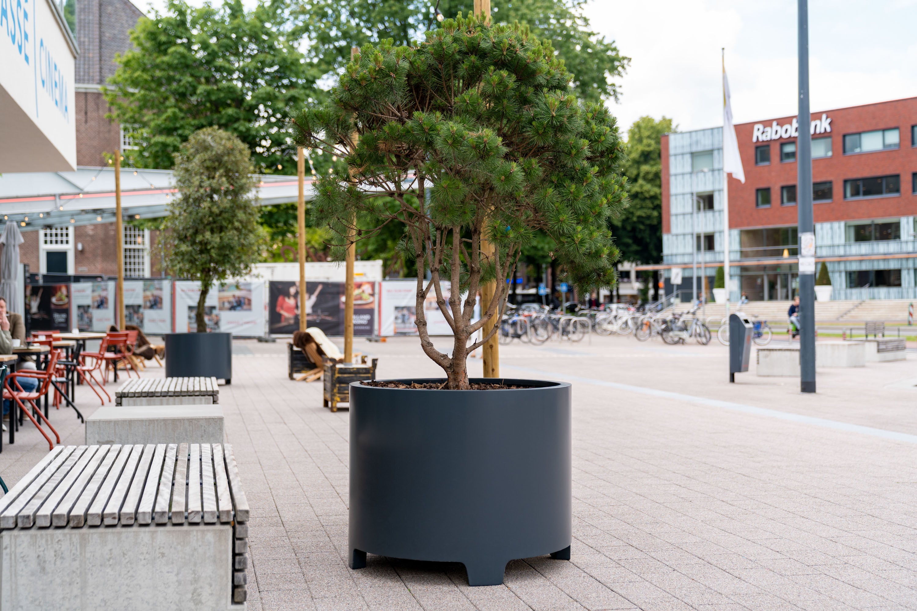 Circum Aluminium Planter - with feet