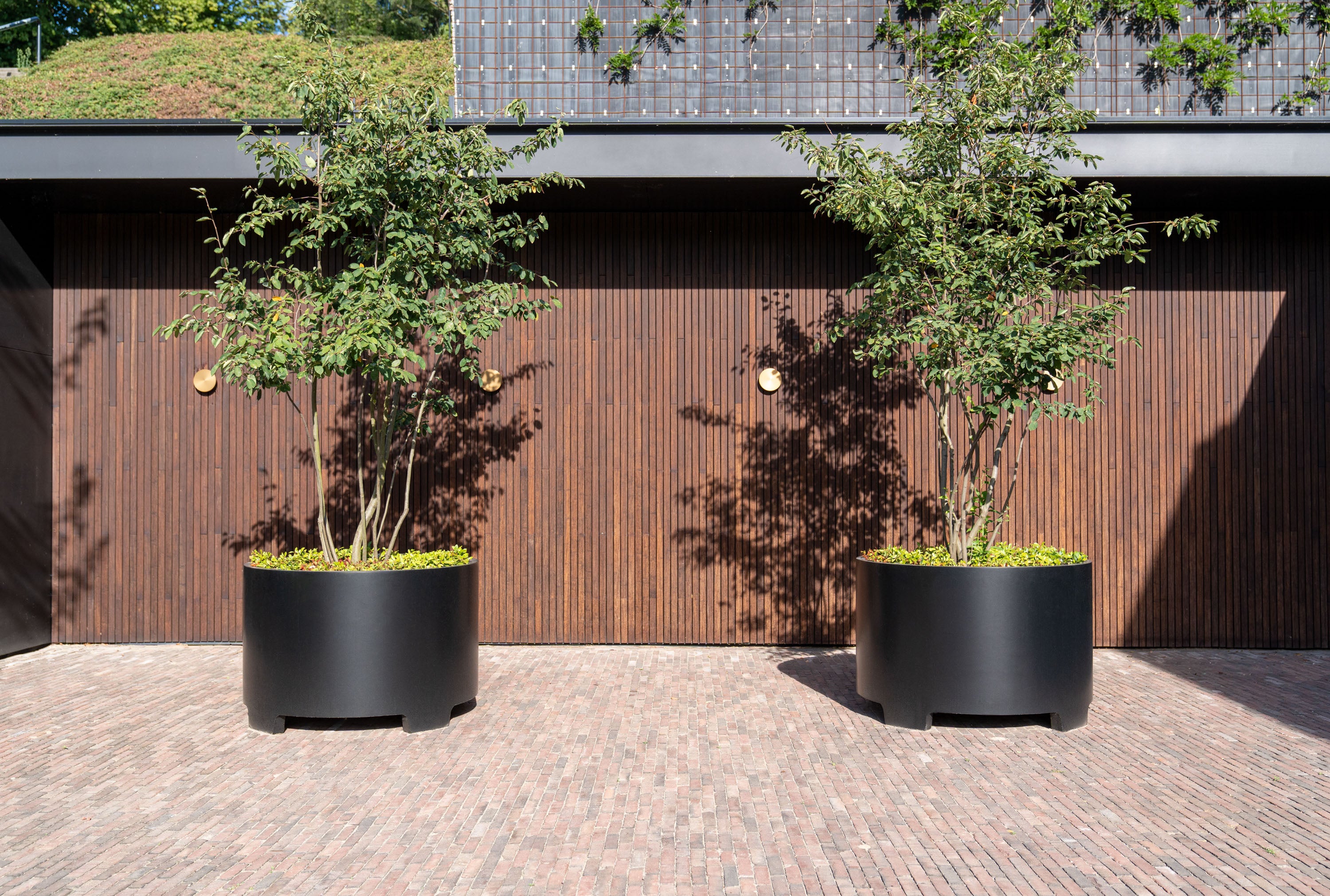Circum Aluminium Planter - with feet