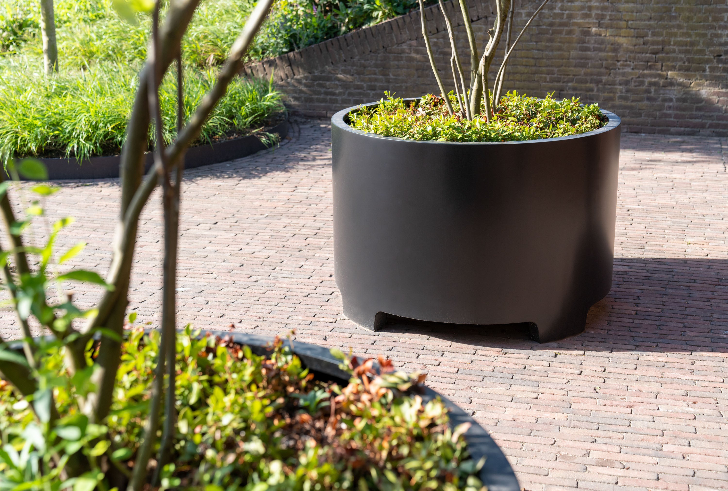Circum Aluminium Planter - with feet