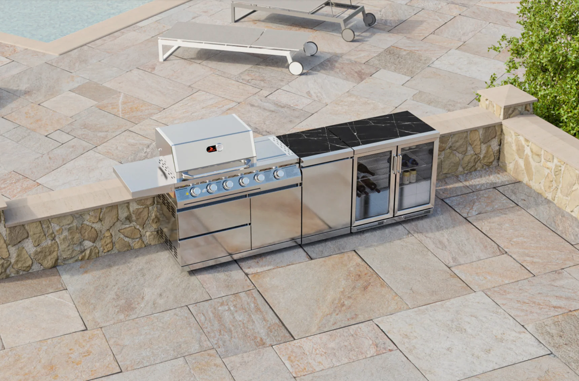 outdoor kitchen with 4 burners built into wall on patio